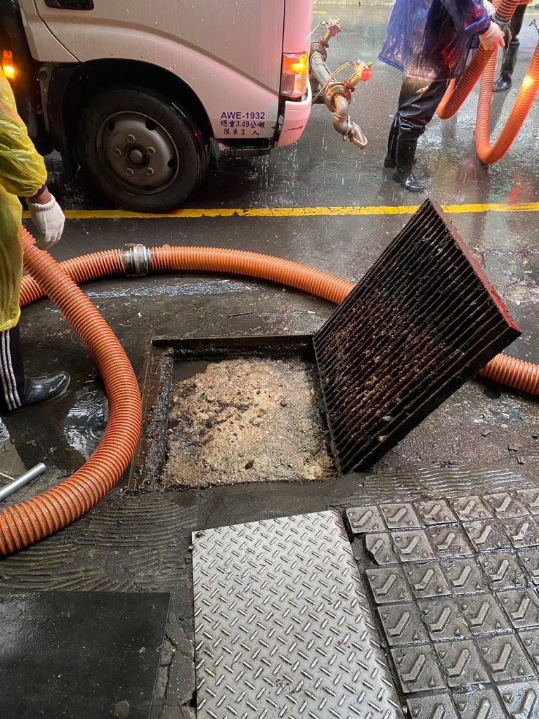 新北市黃昏市場-清理排水溝