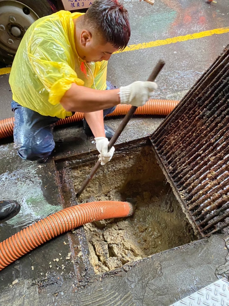 新北市黃昏市場-清理排水溝