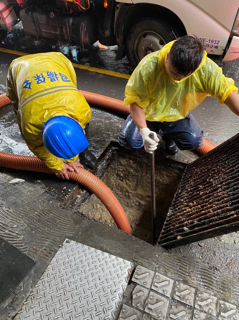 新北市黃昏市場-清理排水溝