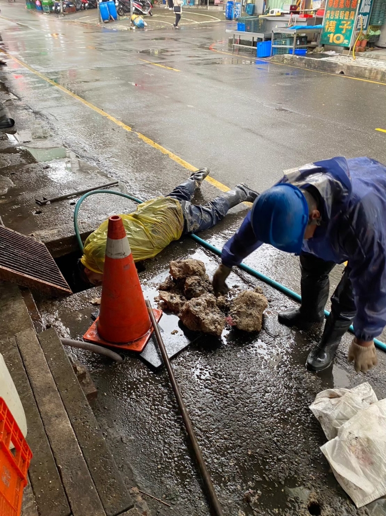 新北市黃昏市場-清理排水溝