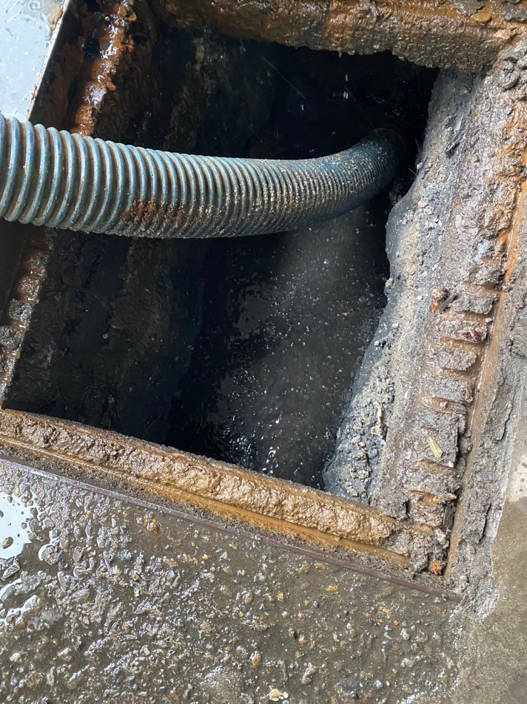 新北市黃昏市場-清理排水溝