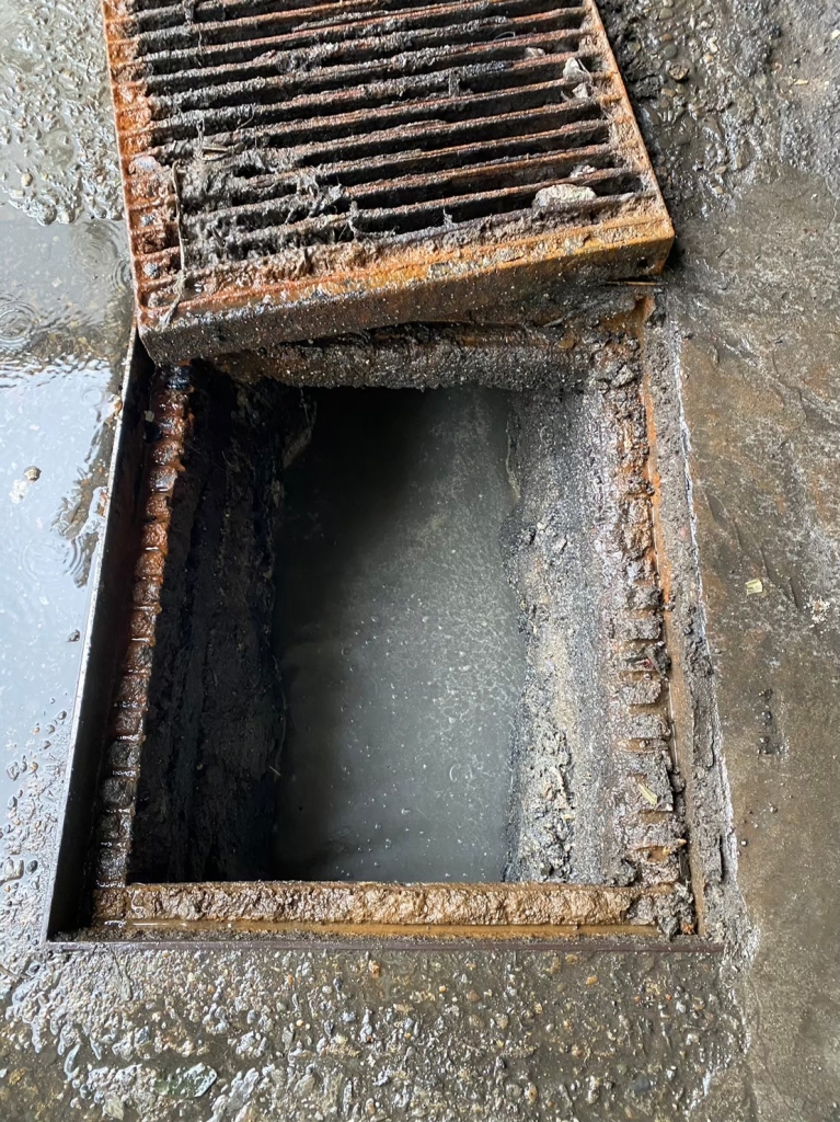 新北市黃昏市場-清理排水溝