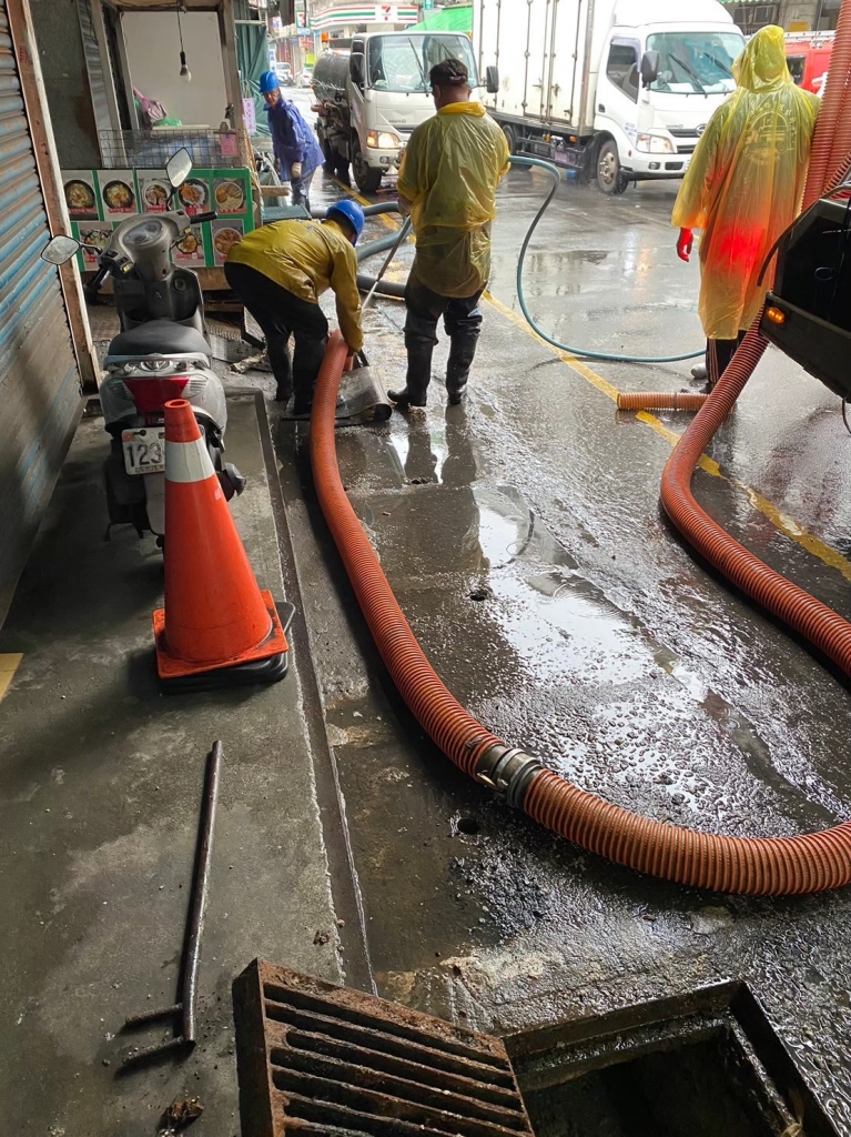 新北市黃昏市場-清理排水溝