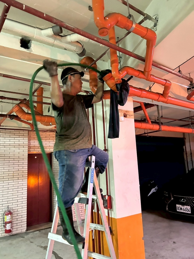 水刀清洗社區大樓污水管