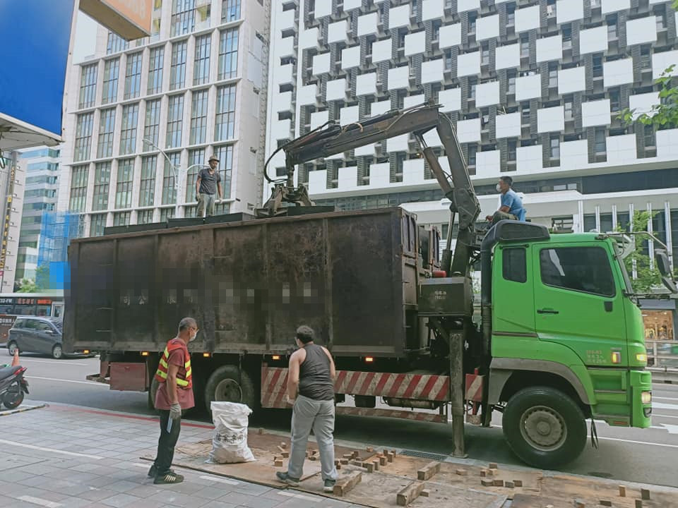 台北市某銀行拆除  廢鐵，保管箱，金庫