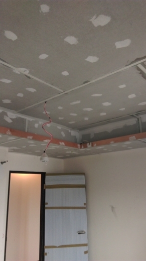 工期短，施工易，綠建材，耐燃，防蟲咬。
天花板-封6mmC酸鈣板後油漆補螺絲處