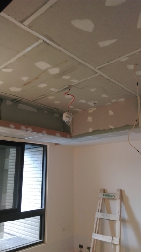 工期短，施工易，綠建材，耐燃，防蟲咬。
天花板-封6mmC酸鈣板後油漆補螺絲處