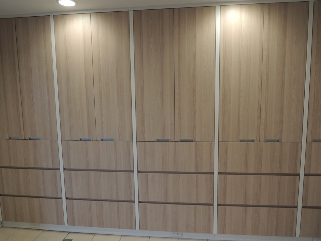 板材採用E1V313歐洲進口SPANO環保建材。
對開門衣櫥