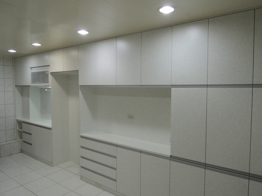 板材採用E1V313歐洲進口SPANO環保建材。
廚房一體成形收納櫃
