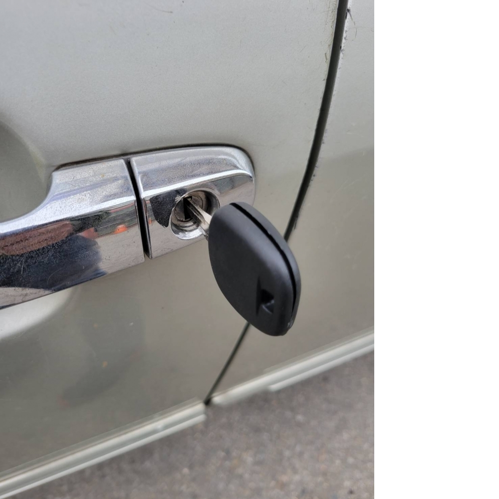 各廠牌汽車開鎖_無樣配鎖|台中汽車鑰匙拷貝