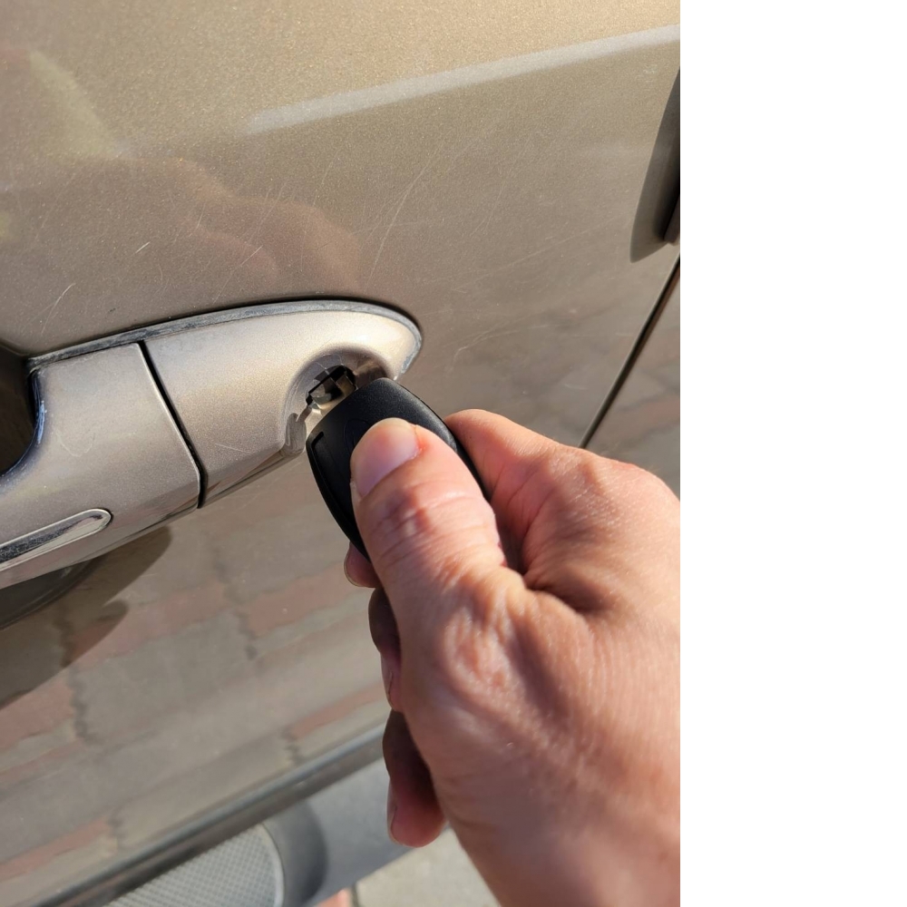 各廠牌汽車開鎖_無樣配鎖|台中汽車鑰匙拷貝