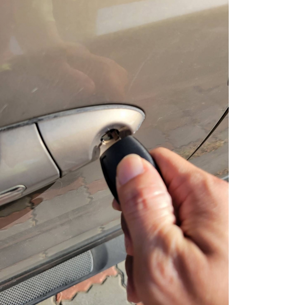 各廠牌汽車開鎖_無樣配鎖|台中汽車鑰匙拷貝