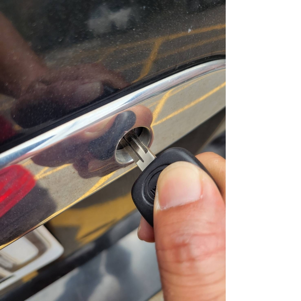 各廠牌汽機車開鎖_無樣配鎖|台中汽車遙控器拷貝