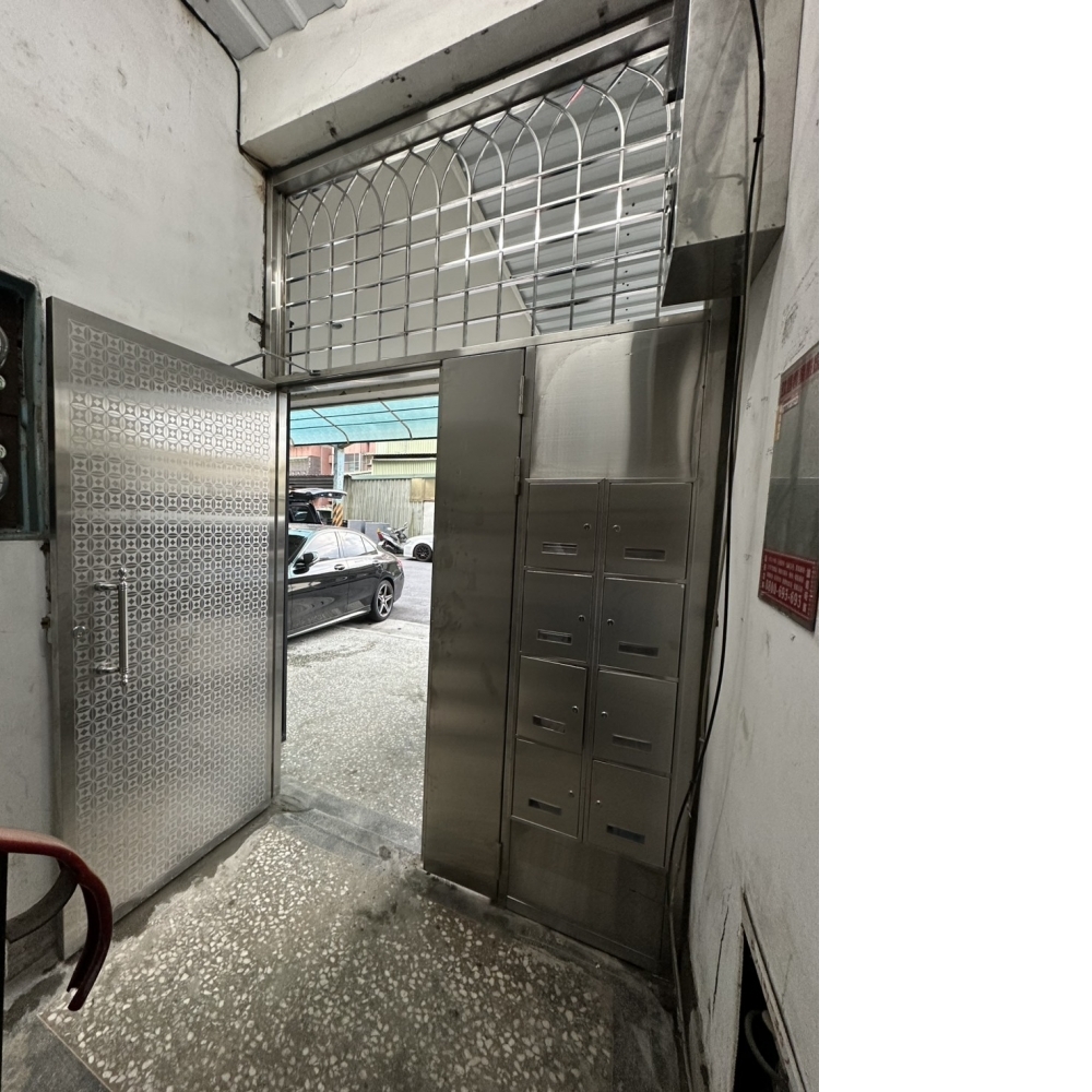 鶯歌公寓更新開天白鐵門+8個信箱