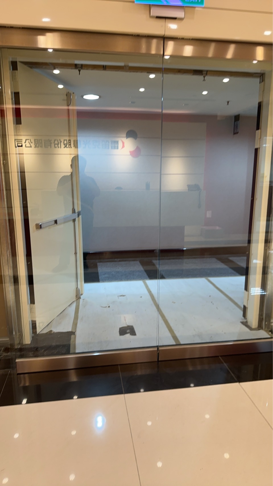 中和辦公大樓安裝F60A素面烤漆雙開防火門/符合建築法規&消防法規