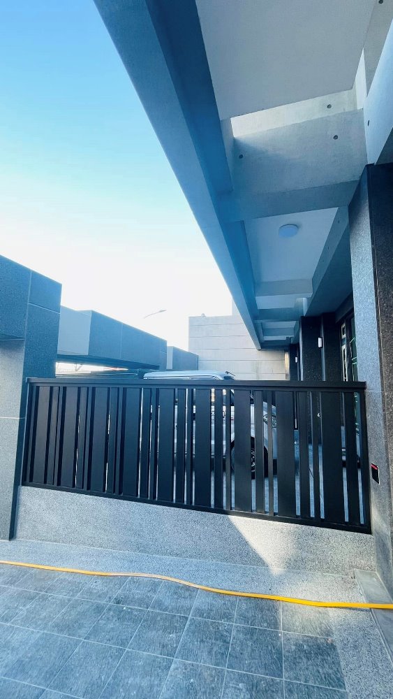 新埔仿石鋁包板門廊工程+木紋色鋁格柵+黑砂色鋁格柵