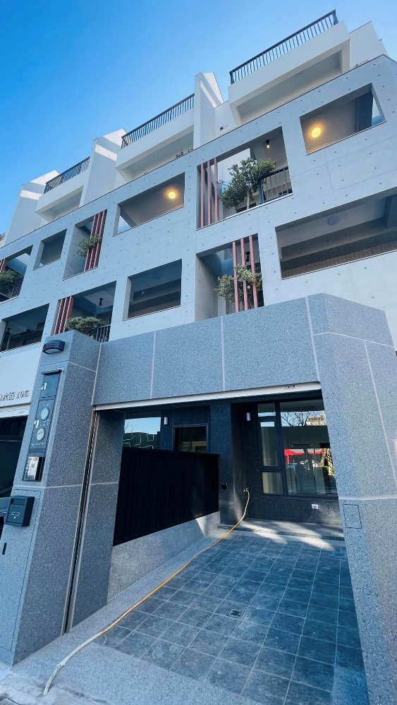 新埔仿石鋁包板門廊工程+木紋色鋁格柵+黑砂色鋁格柵