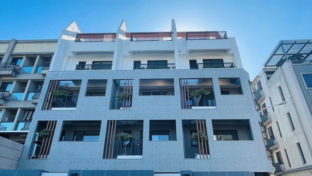 新埔仿石鋁包板門廊工程+木紋色鋁格柵+黑砂色鋁格柵