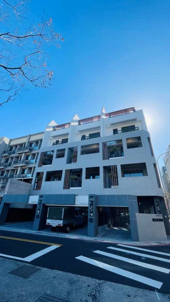 新埔仿石鋁包板門廊工程+木紋色鋁格柵+黑砂色鋁格柵