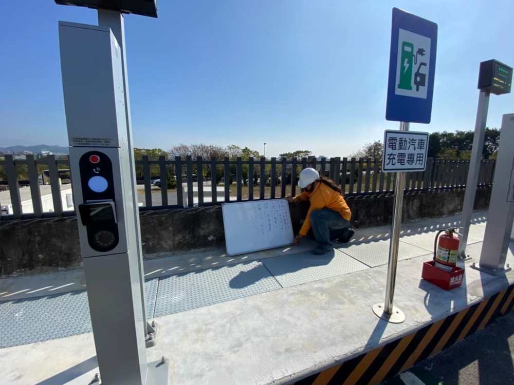 服務區充電椿鋁格柵圍籬護欄