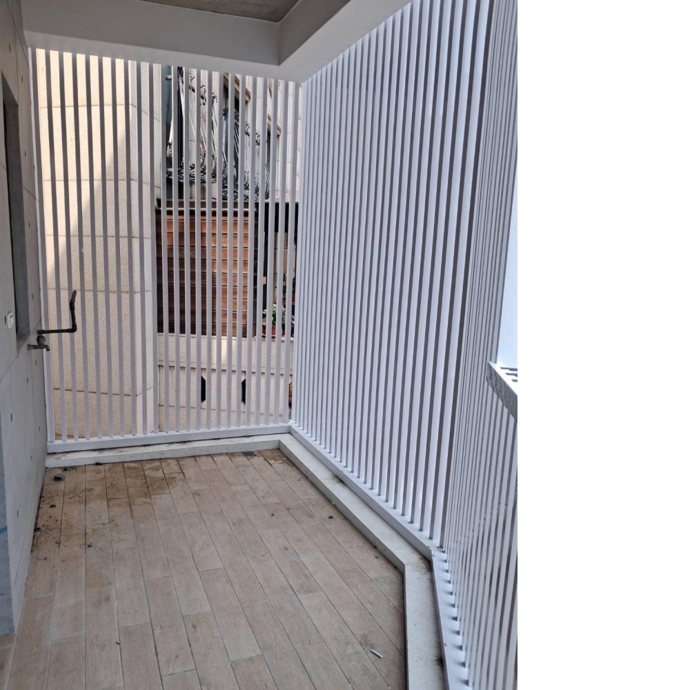 純白色鋁格柵外牆組