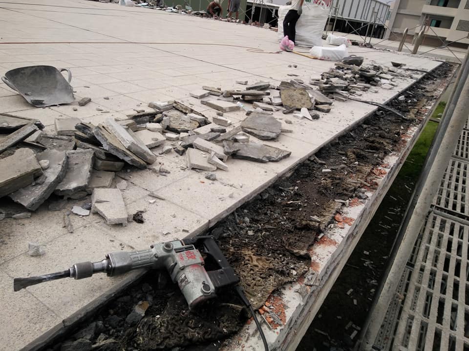 1061202彰化彰濱工業區樓頂隔熱磚打除工程