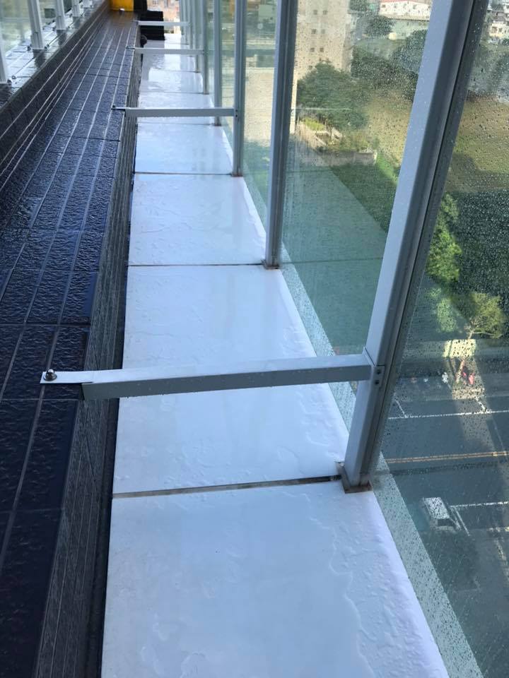 清洗頂樓造型鋁板